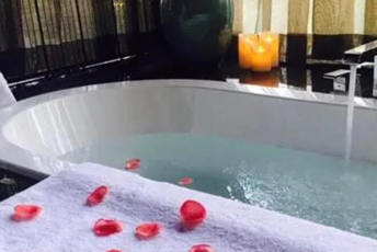 苏州吴中区水疗池中的失重冥想：当身体学会漂浮